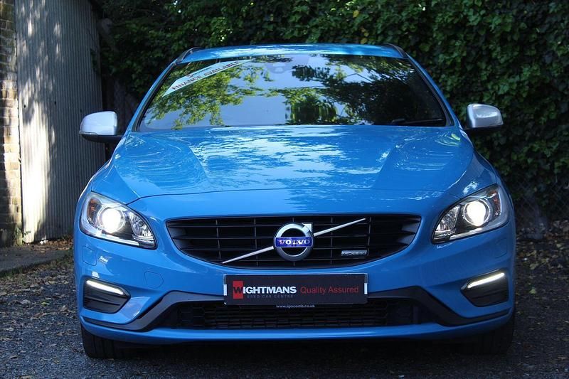 Used Volvo V60 R-Design 115 HP (84 kW) 2015 Blue Estate
