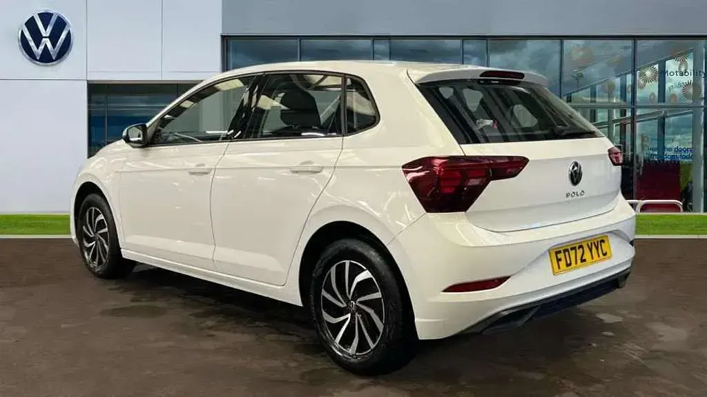 Used VW Polo Life 95 HP (69 kW) 2023 Pure white Hatchback