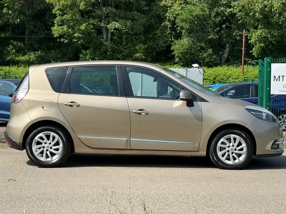Used Renault Scénic Dynamique 110 HP (80 kW) 2015 Beige MPV