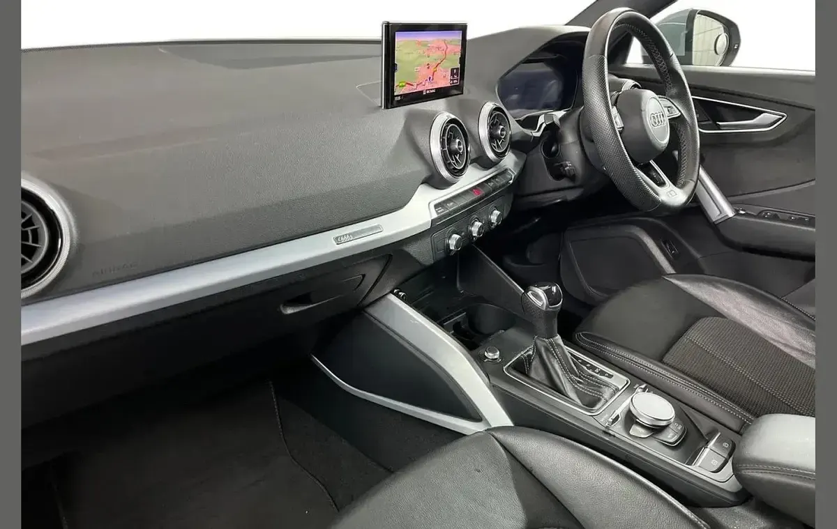 Usado Audi Q2 S-Line 147 CV (108 kW) 2023 Gris SUV