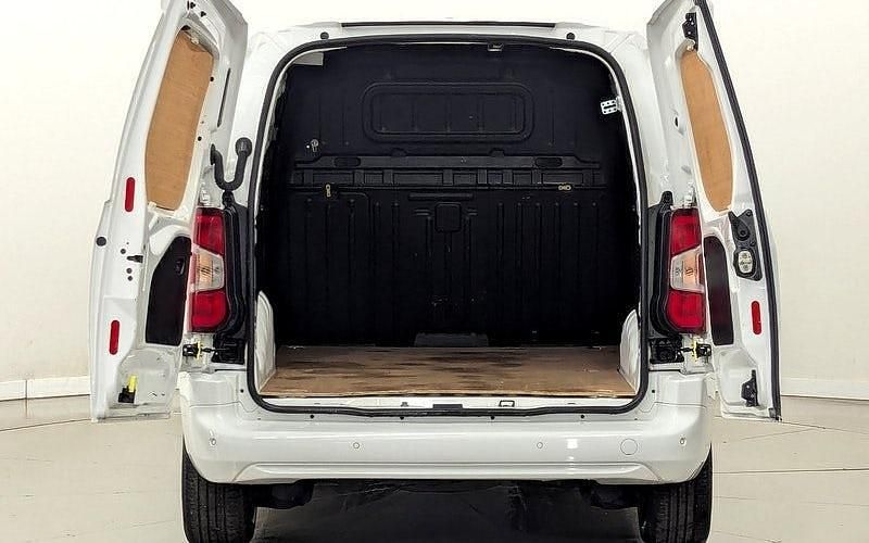 Used Vauxhall Combo Sportive 101 HP (74 kW) 2021 White jade MPV