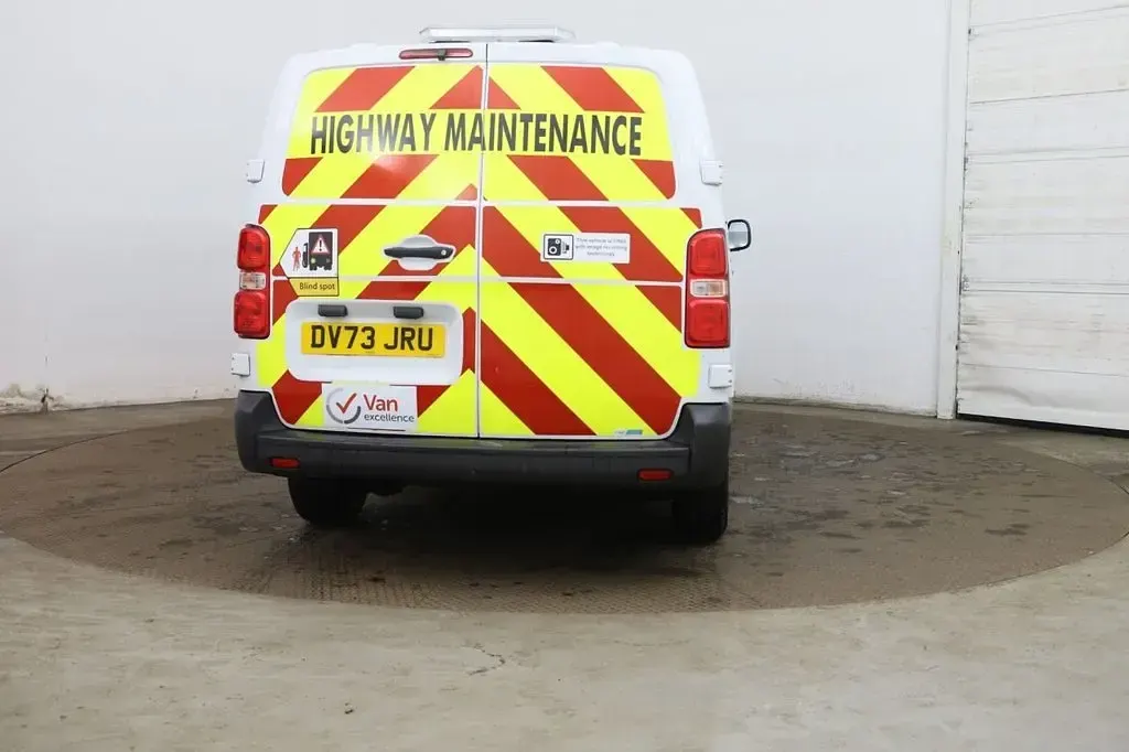 Used Vauxhall Vivaro 145 HP (106 kW) 2023 White MPV