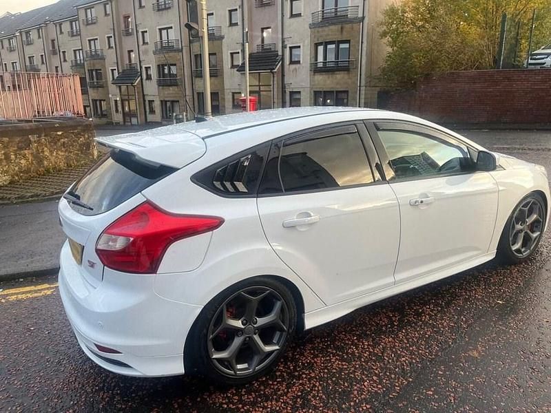Used Ford Focus ST 250 HP (183 kW) 2012 White Hatchback