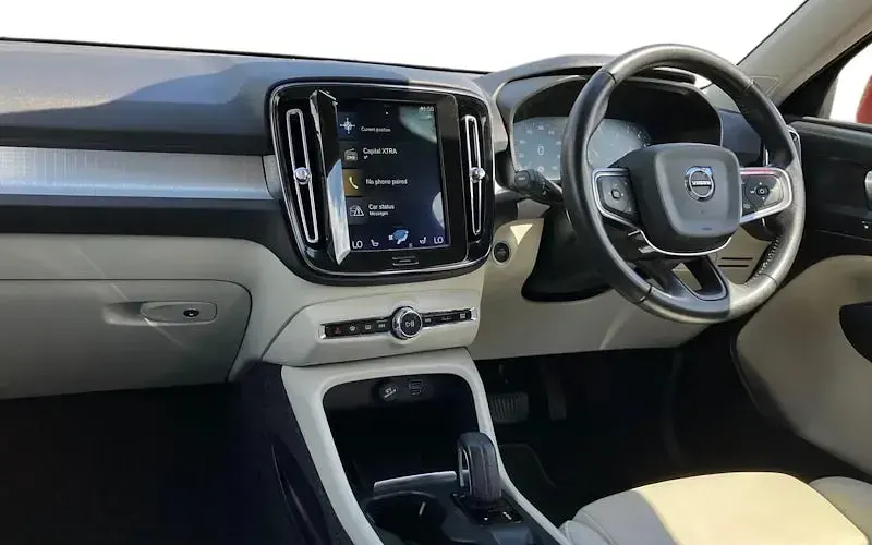Used Volvo XC40 Momentum 163 HP (119 kW) 2020 Red SUV