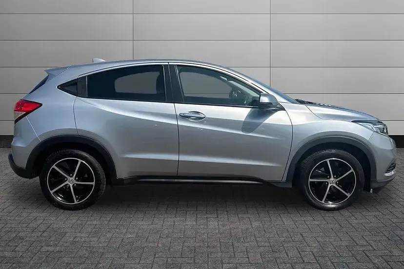 Used Honda HR-V SE 128 HP (94 kW) 2020 Lunar silver SUV
