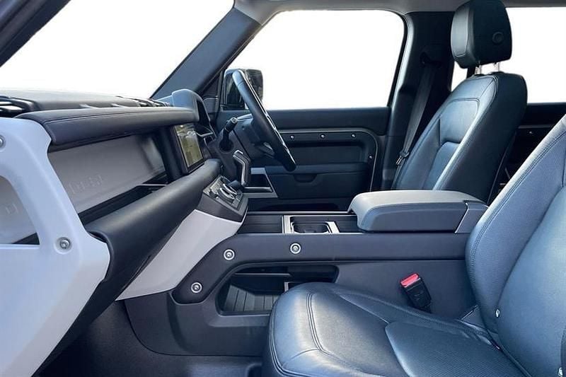 Używany Land Rover Defender 400 KM (294 kW) 2024 Srebrny Kombi