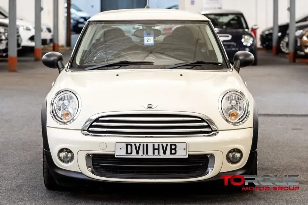 Begagnad Mini ONE Hatch 98 HK (72 kW) 2011 Vit Halvkombi