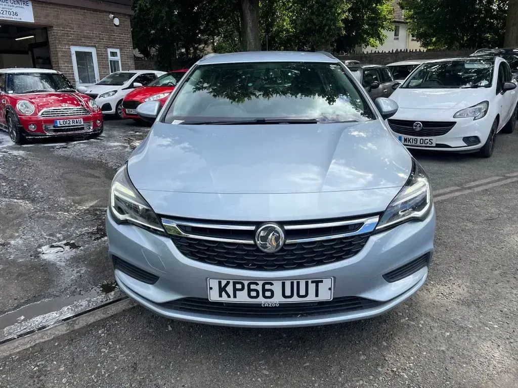 Used Vauxhall Astra Design Edition 100 HP (73 kW) 2016 Silver Estate