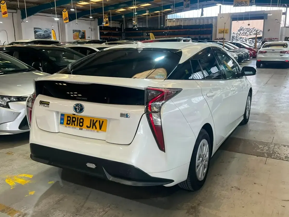 Used Toyota Prius 140 HP (102 kW) 2026 White Hatchback