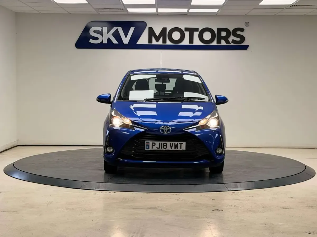 Used Toyota Yaris Hybrid 100 HP (73 kW) 2018 Blue Hatchback