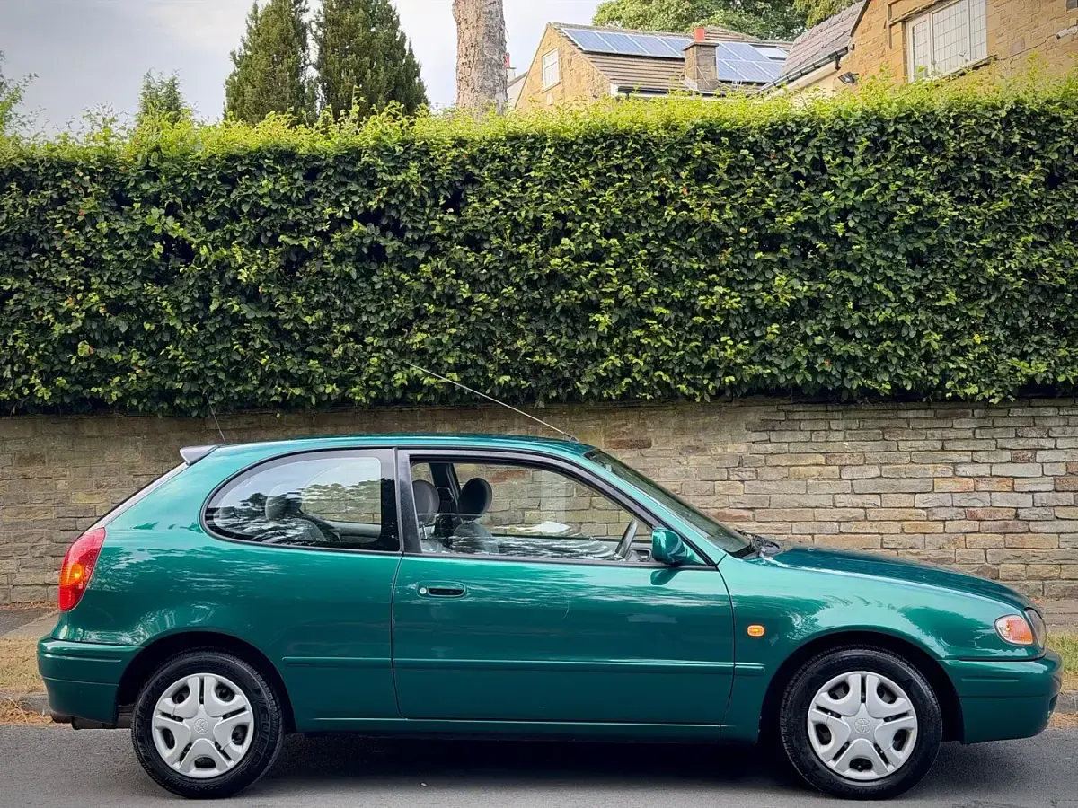 Used Toyota Corolla 2000 Green Hatchback