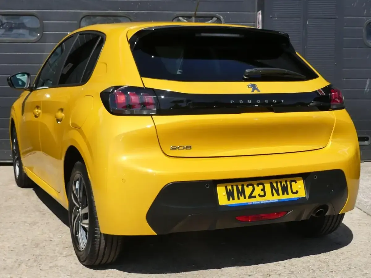 Used Peugeot 208 Active+ 99 HP (72 kW) 2023 Yellow Hatchback