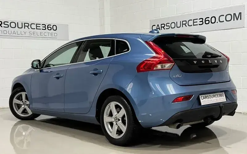 Used Volvo V40 SE 152 HP (111 kW) 2015 Blue Hatchback