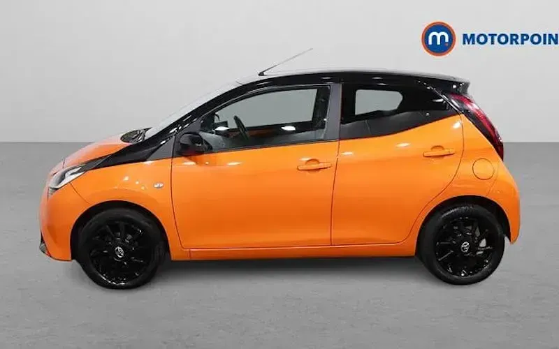 Second-hand Toyota Aygo X-cite 72 CP (52 kW) 2019 Portocaliu Hatchback