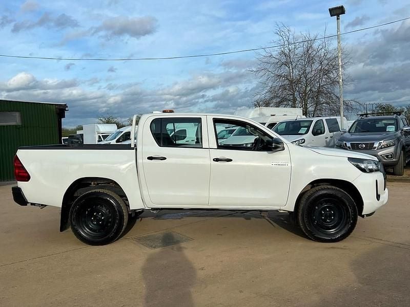 Used Toyota HiLux Active 150 HP (110 kW) 2022 White Pickup