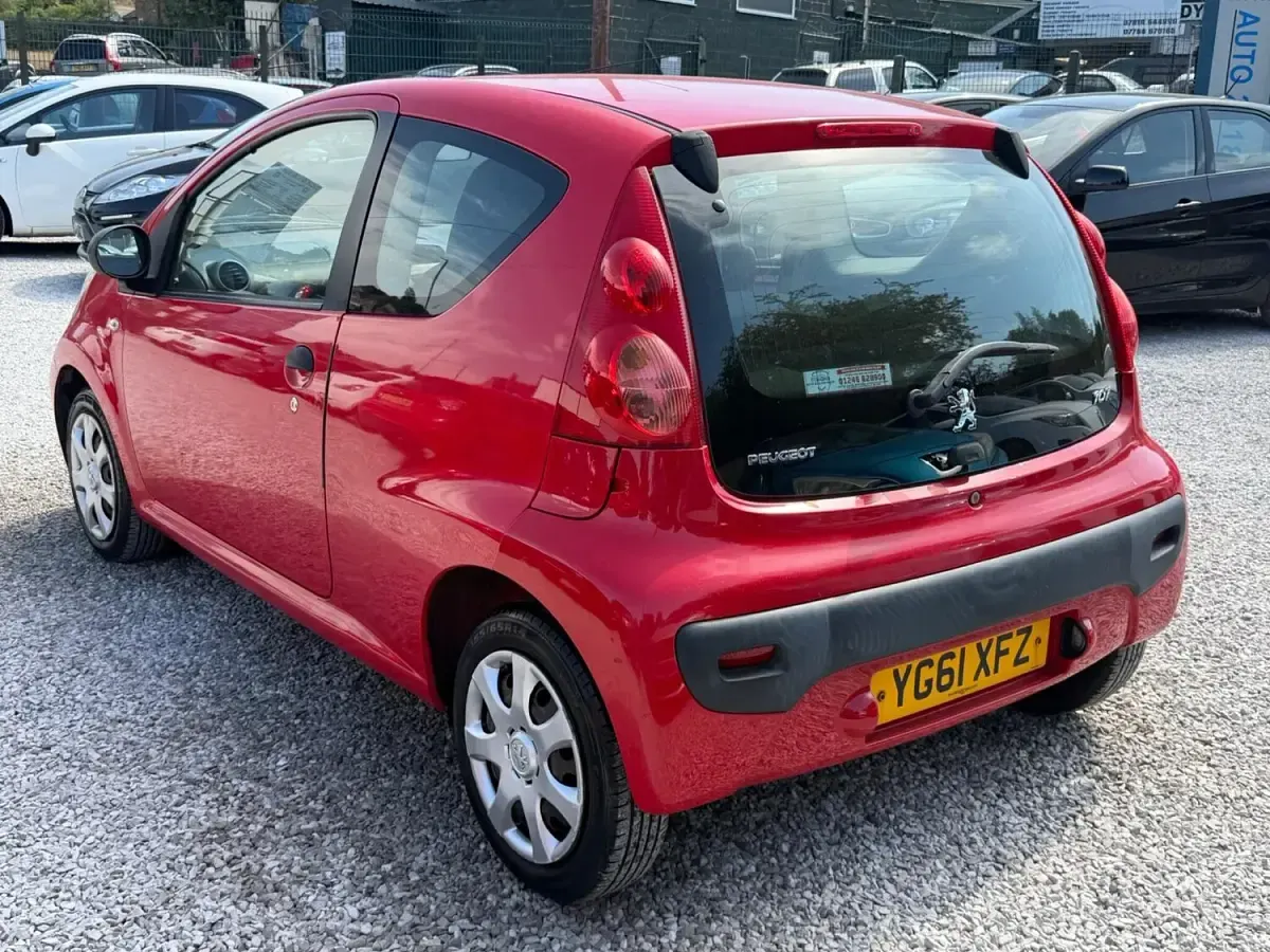 Used Peugeot 107 68 HP (50 kW) 2011 Red Hatchback