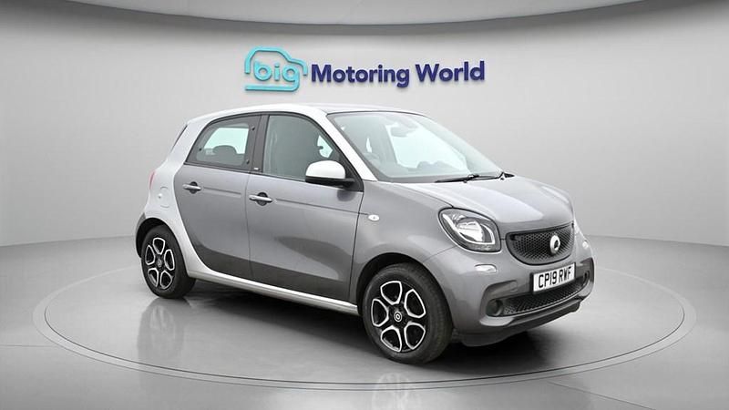 Used Smart ForFour Premium 71 HP (52 kW) 2019 Silver Hatchback