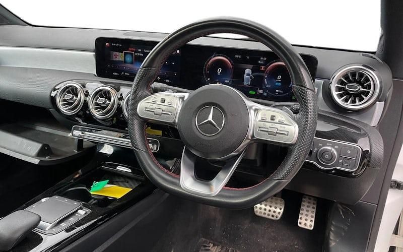 Usado Mercedes A250 AMG Line Premium Plus 218 HP (160 kW) 2021 Branco Citadino