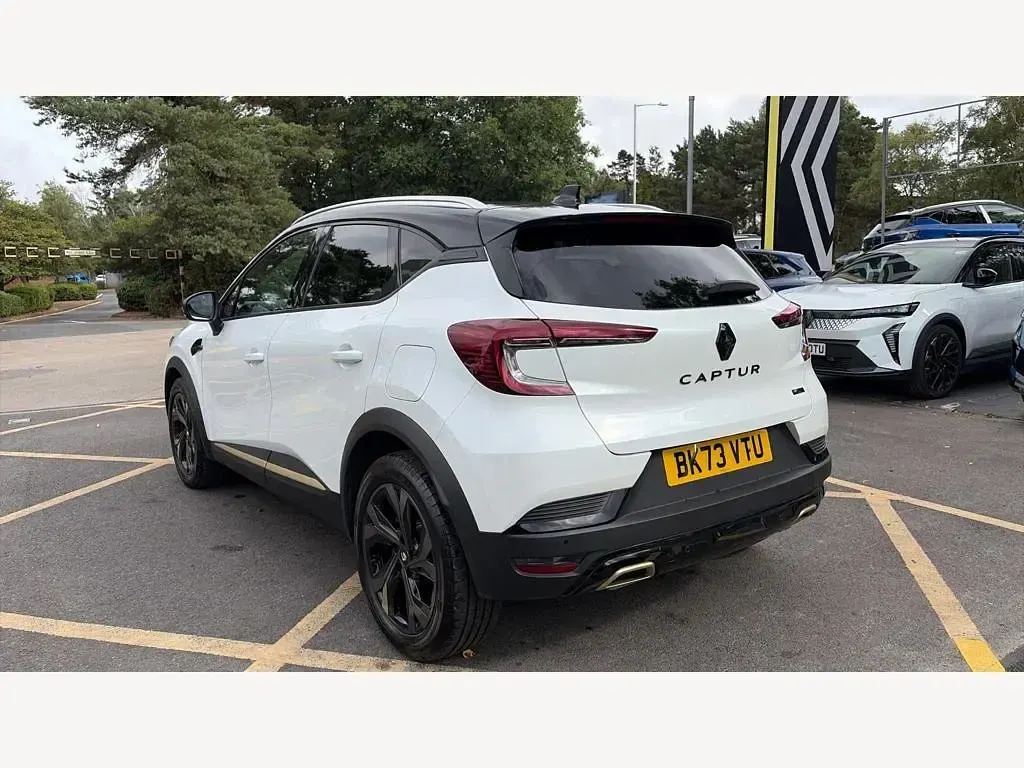 Used Renault Captur Engineered 160 HP (117 kW) 2023 Metallic  arctic white  SUV