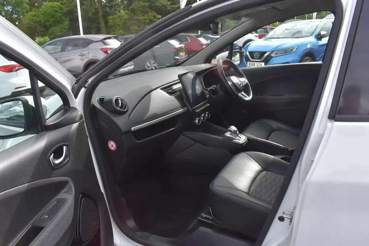 Used Renault Zoe GT-Line 100 kW (136 HP) 2021 White Hatchback