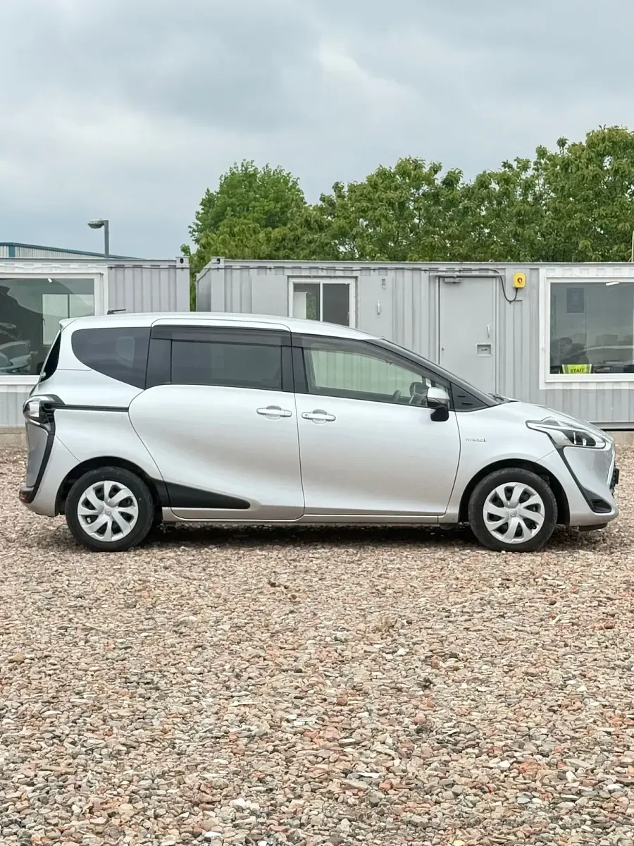 Used Toyota Sienta 101 HP (74 kW) 2020 Silver MPV