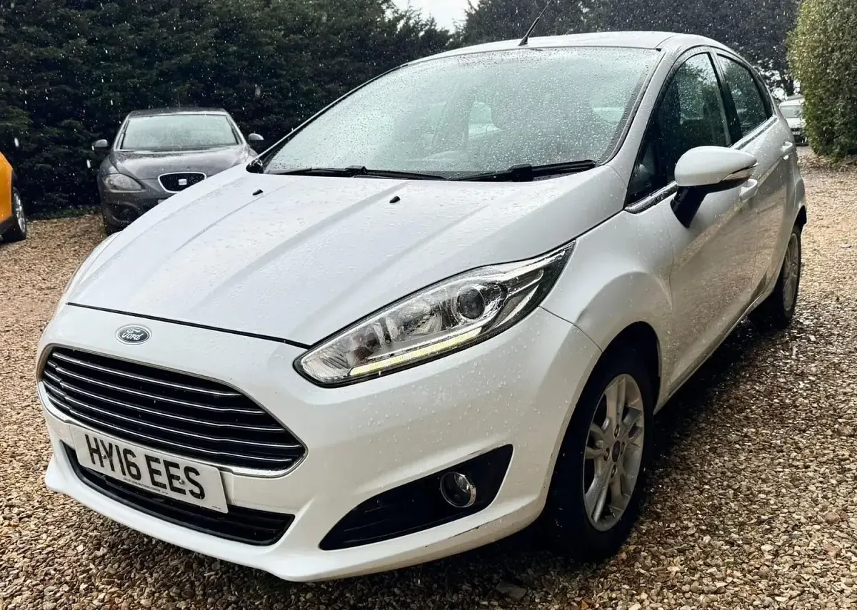 Used Ford Fiesta Zetec 98 HP (72 kW) 2016 White Hatchback