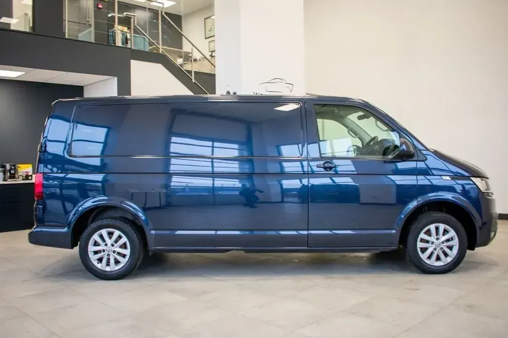 Second-hand VW Transporter Highline 150 CP (110 kW) 2024 Albastru Van