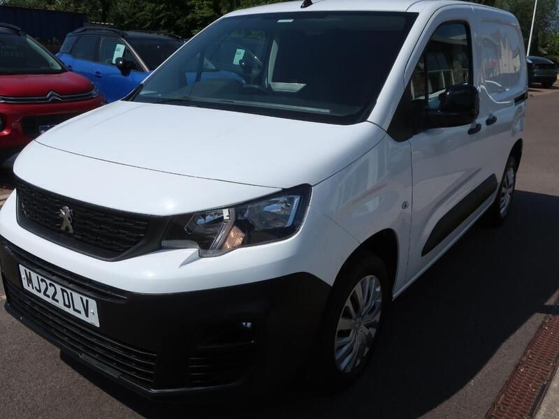White Used 2022 Peugeot Partner Premium MPV | £11,995 (Fair price) - Image 1/4