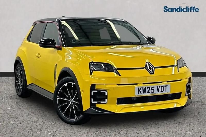 Used Renault R5 Iconic 110 kW (150 HP) 2025 Yellow/black Hatchback