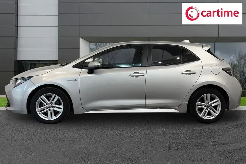 Used Toyota Corolla 122 HP (89 kW) 2021 Silver Hatchback
