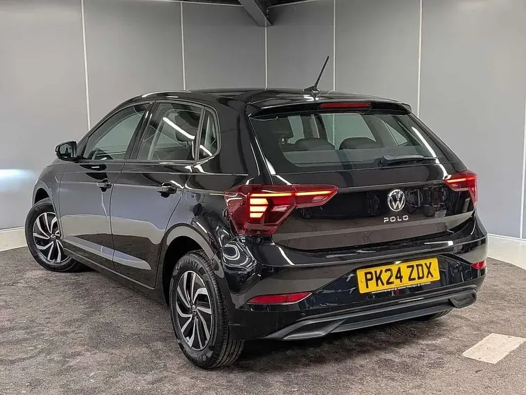 Second-hand VW Polo Life 95 CP (69 kW) 2024 Negru Hatchback