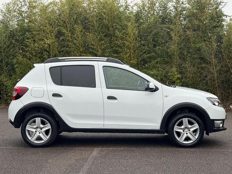 Used Dacia Sandero Ambiance 90 HP (66 kW) 2015 White Hatchback