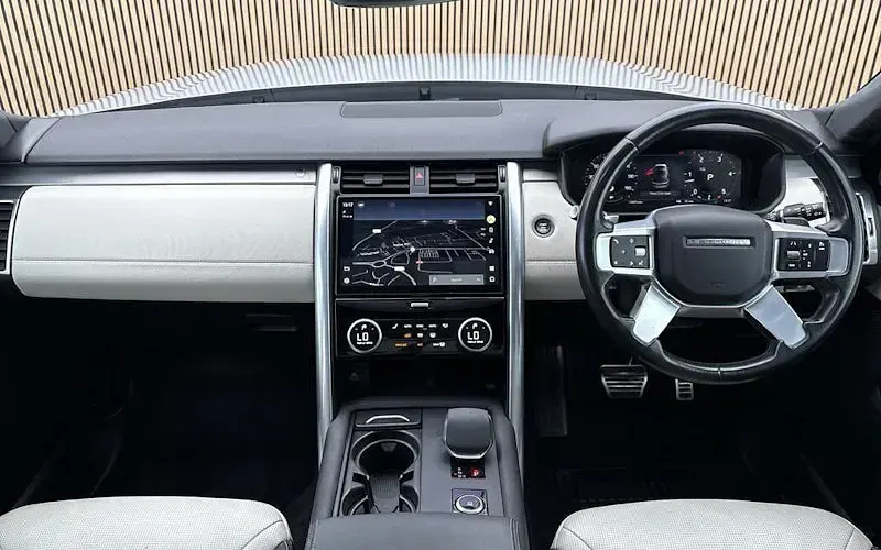 Used Land Rover Discovery SE Dynamic 300 HP (220 kW) 2023 Silver SUV