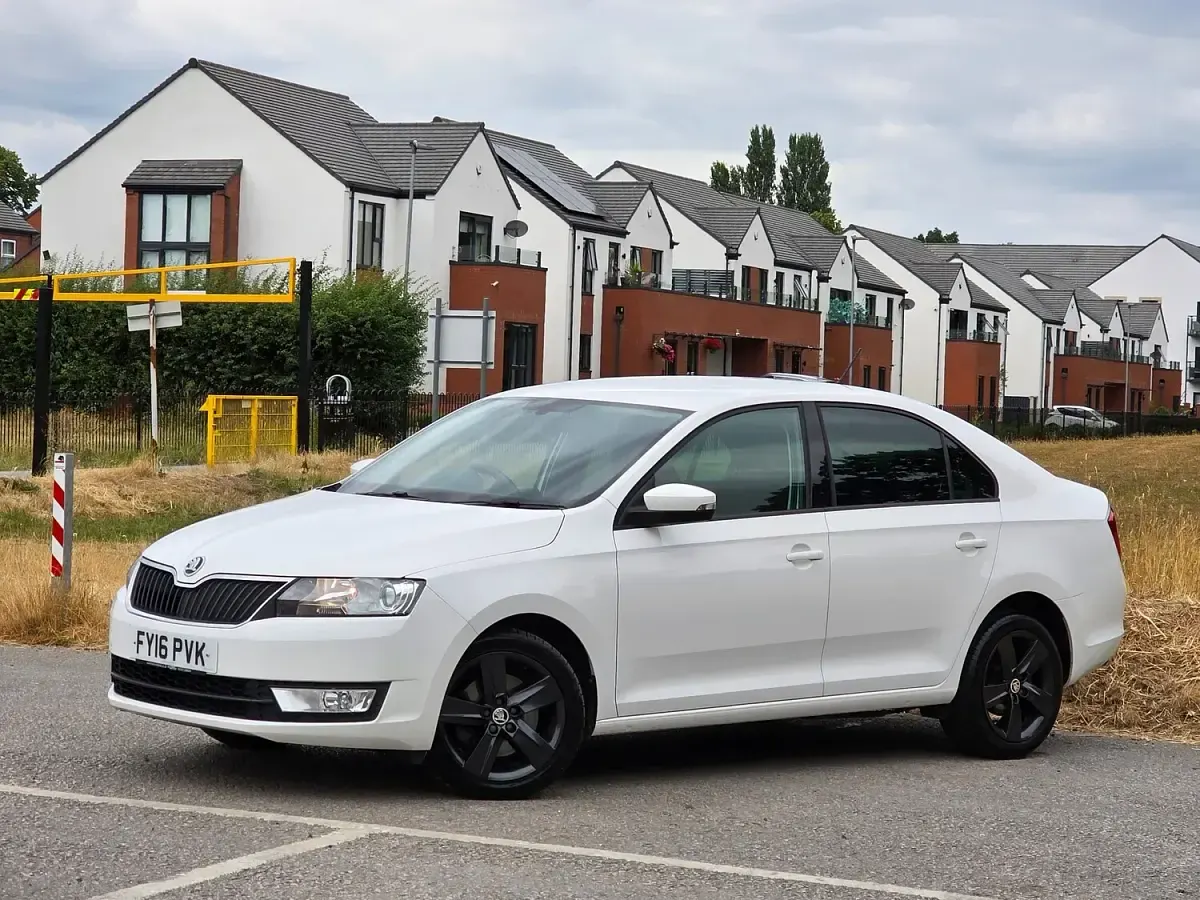 Used Skoda Rapid SE L 110 HP (80 kW) 2016 White Hatchback