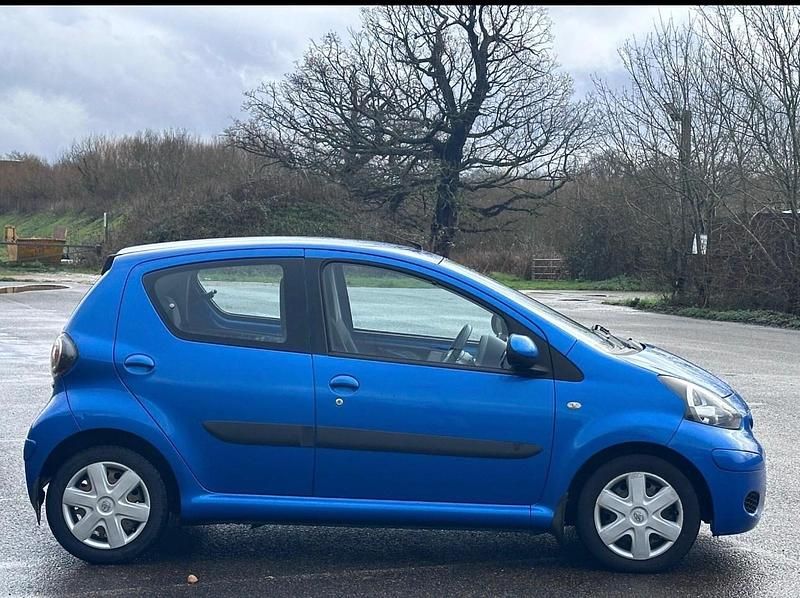 Usado Toyota Aygo 68 HP (50 kW) 2010 Azul Citadino
