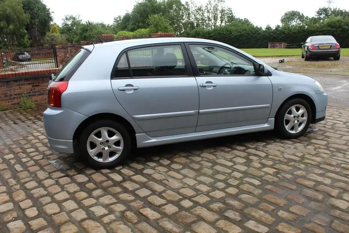Used Toyota Corolla 110 HP (80 kW) 2006 Blue Hatchback