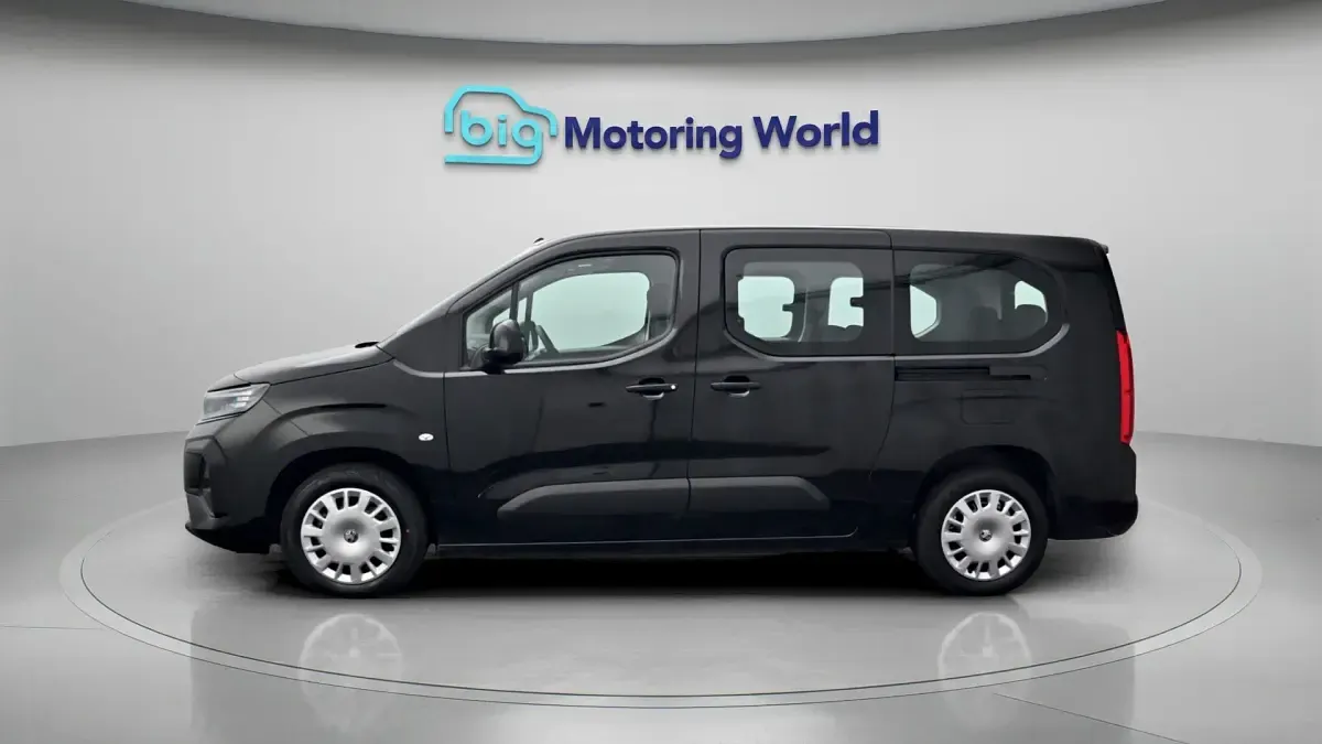 Used Vauxhall Combo Design Edition 100 kW (136 HP) 2025 Black MPV