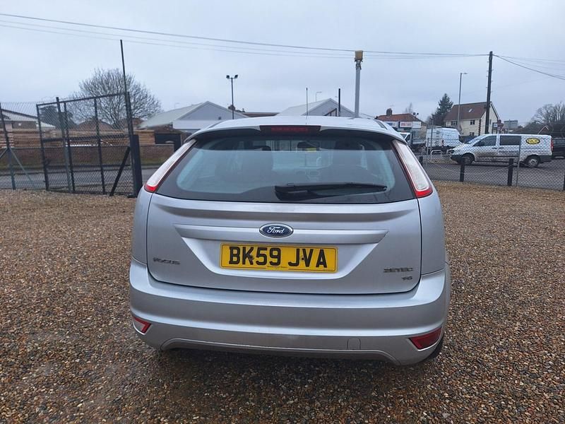 Usado Ford Focus Zetec 2009 Prateado Citadino