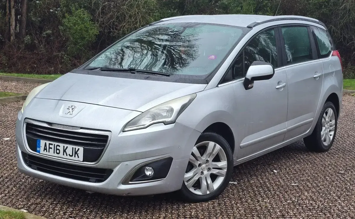 Usado Peugeot 5008 Active 120 HP (88 kW) 2016 Prateado Monovolume