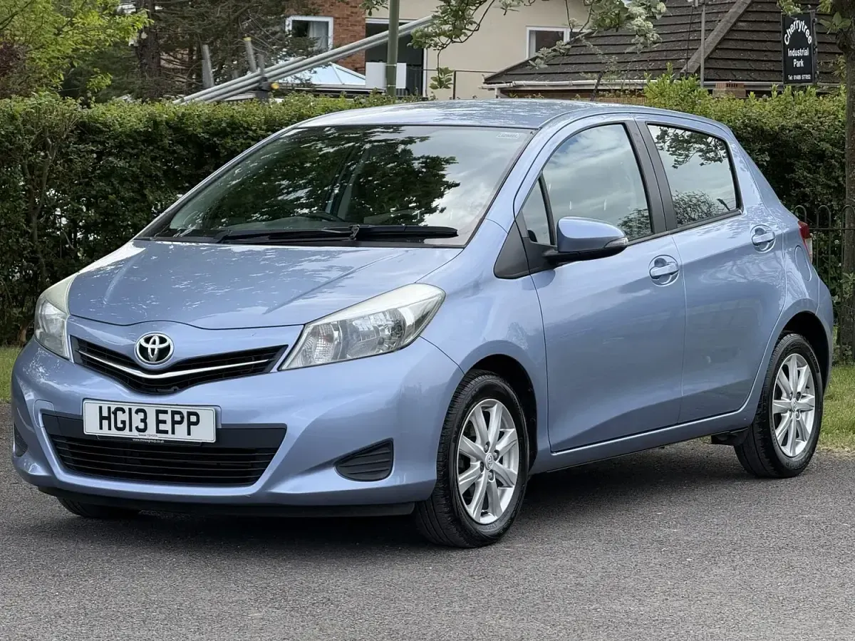 Used Toyota Yaris 99 HP (72 kW) 2013 Blue Hatchback