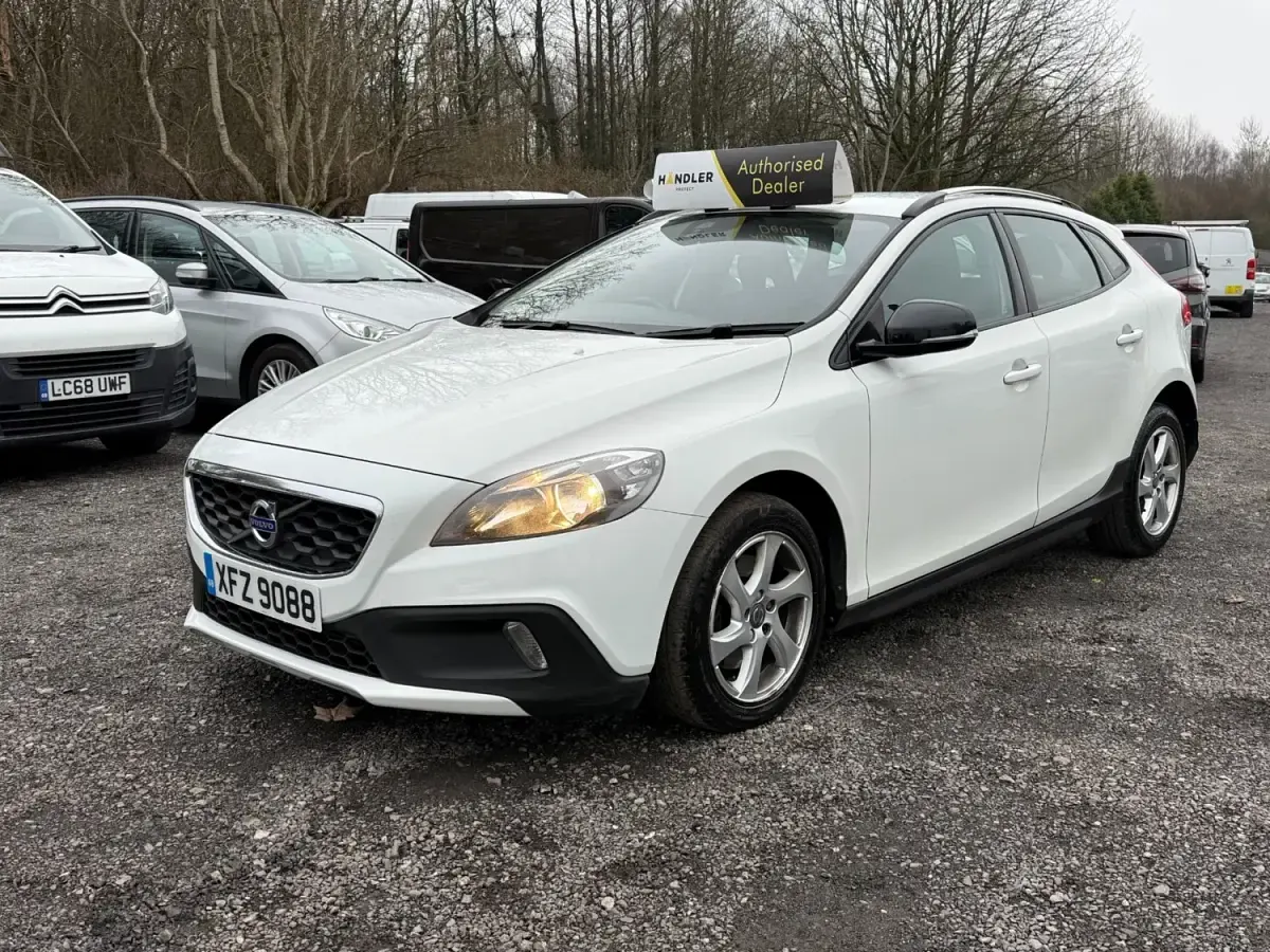 Begagnad Volvo V40 SE 115 HK (84 kW) 2015 Vit Halvkombi