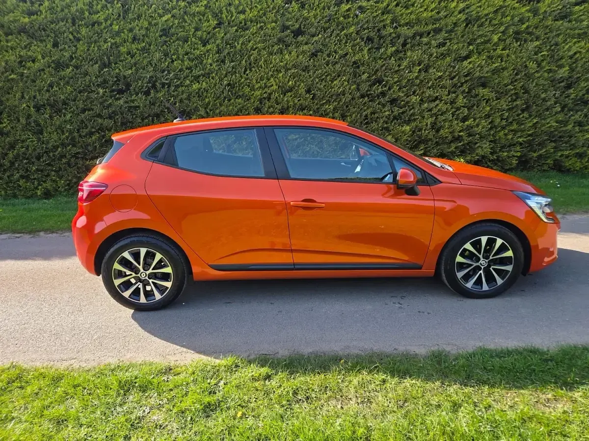 Used Renault Clio Iconic 90 HP (66 kW) 2022 Orange Hatchback