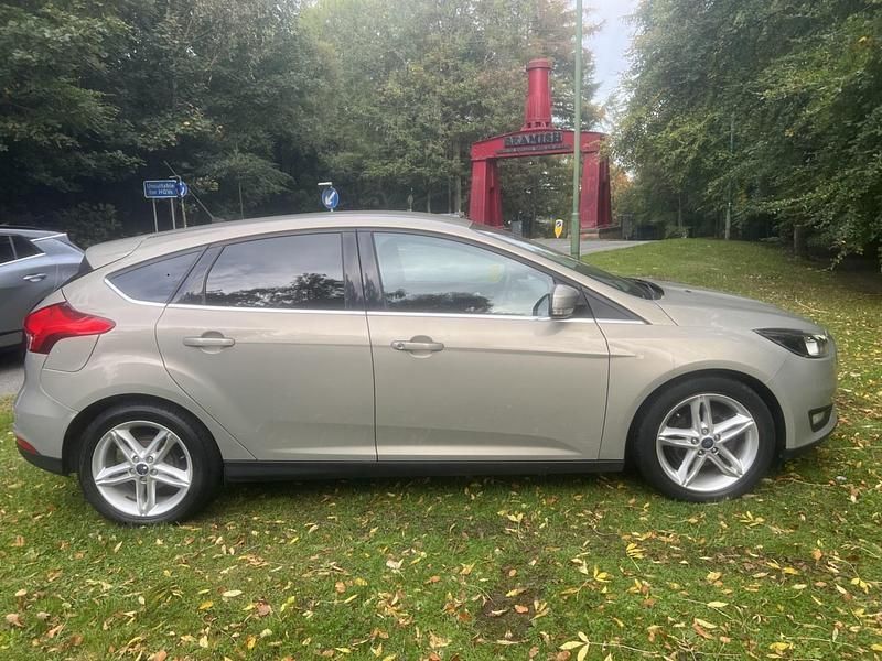 Used Ford Focus Zetec 120 HP (88 kW) 2015 Silver Hatchback