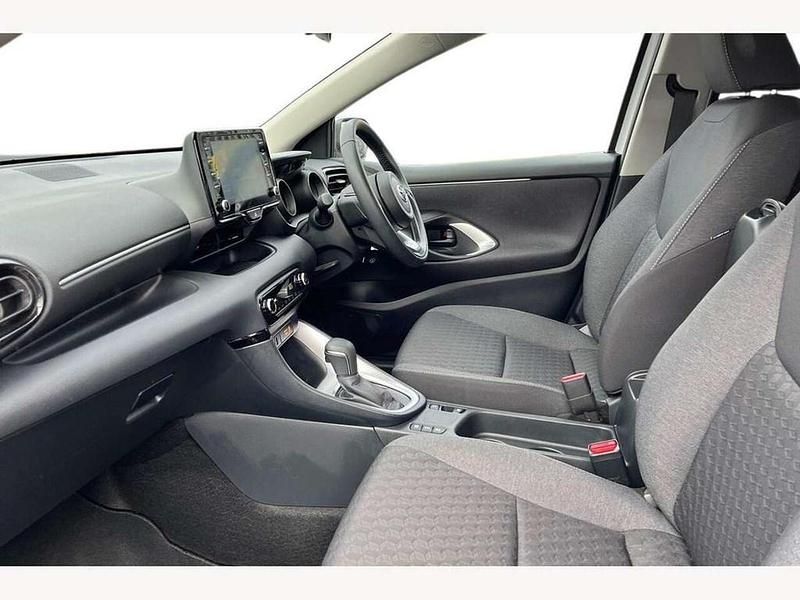 Used Toyota Yaris Hybrid Design 116 HP (85 kW) 2023 White Hatchback