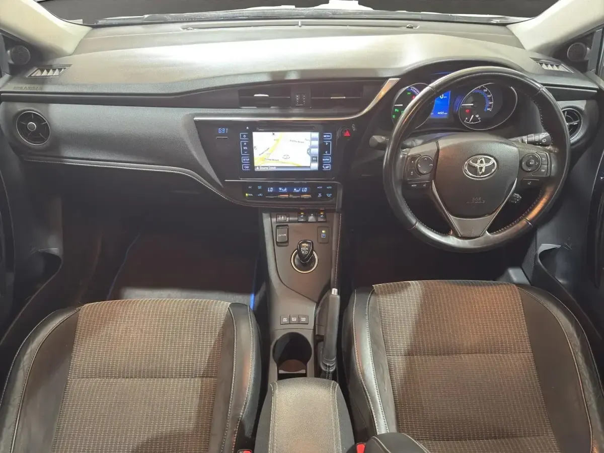 Używany Toyota Auris Hybrid 2017 Biały Hatchback