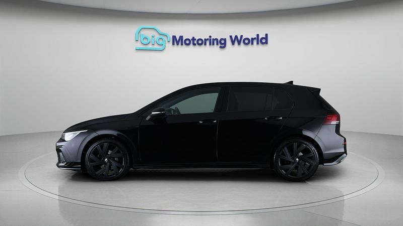 Second-hand VW Golf VIII R-line 148 CP (108 kW) 2023 Negru Hatchback