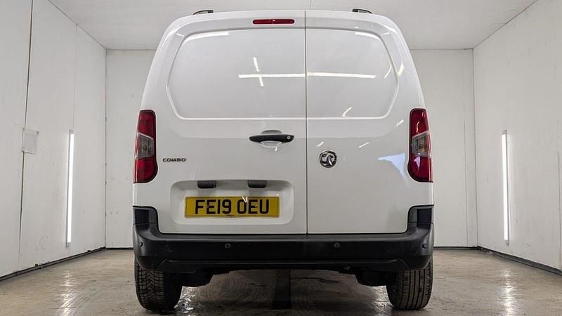 Used Vauxhall Combo Edition 100 HP (73 kW) 2019 White MPV