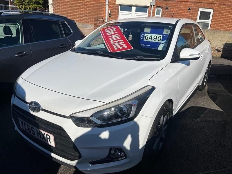 Used Hyundai i20 SE 84 HP (61 kW) 2015 White Coupe