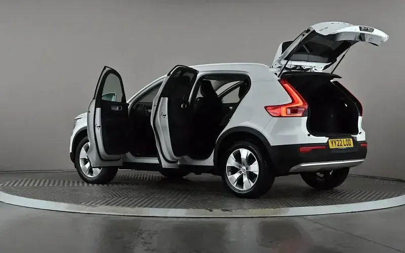 Used Volvo XC40 Momentum 163 HP (119 kW) 2022 White SUV