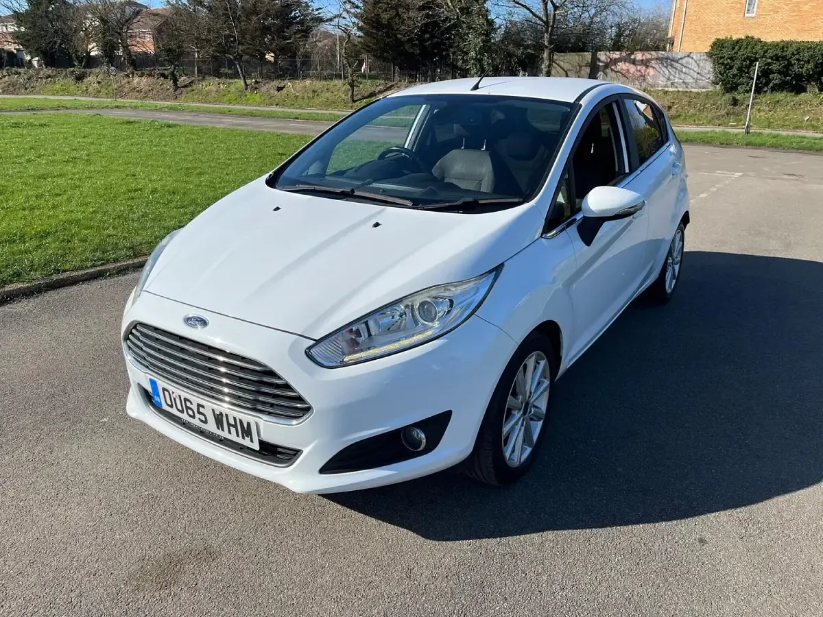 Used Ford Fiesta Titanium 125 HP (91 kW) 2015 White Hatchback